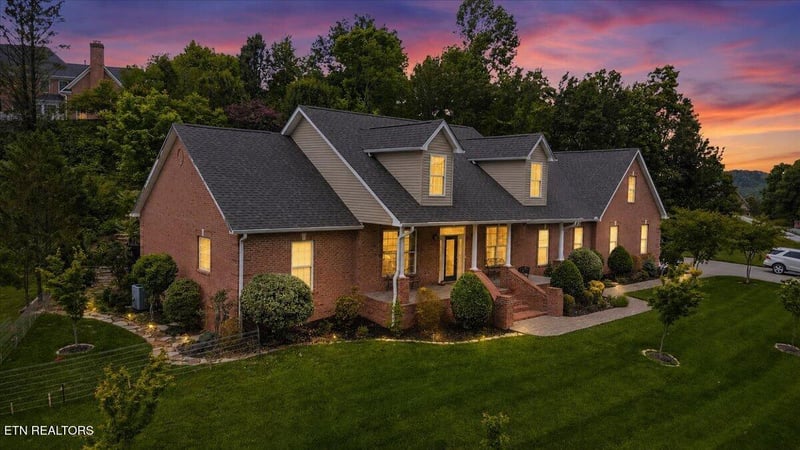 48 Riverside Dr, Oak Ridge, TN 37830