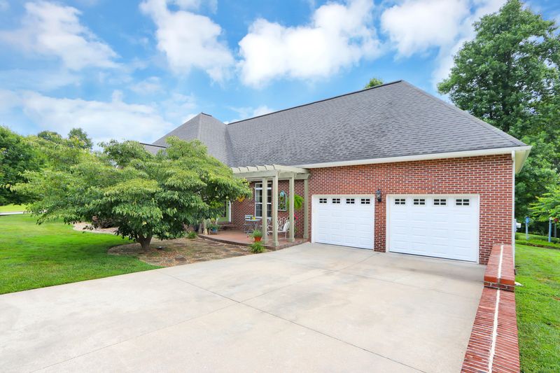480 Bluff Tc, Jacksboro, TN 37757