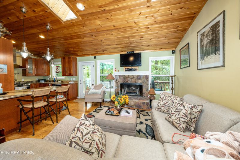 484 Hilltop Dr, Harriman, TN 37748