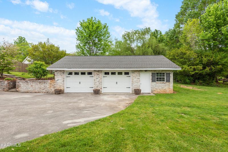 4909 Macrama Ln, Powell, TN 37849