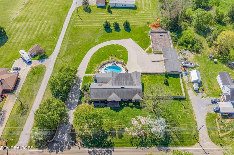 4912 W Emory Rd, Powell, TN 37849