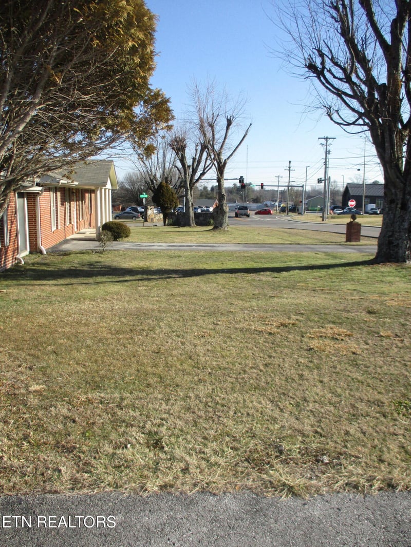 494 10th St, Crossville, TN 38555