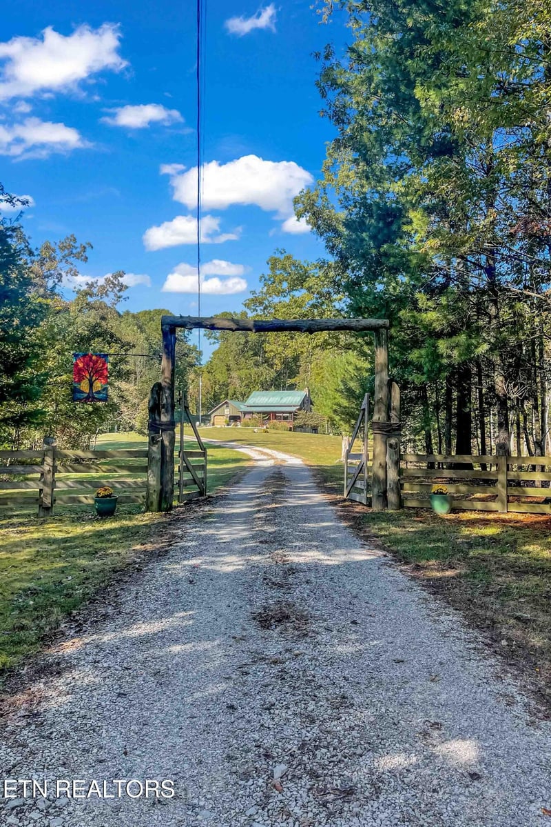 4959 Grave Hill Rd, Oneida, TN 37841