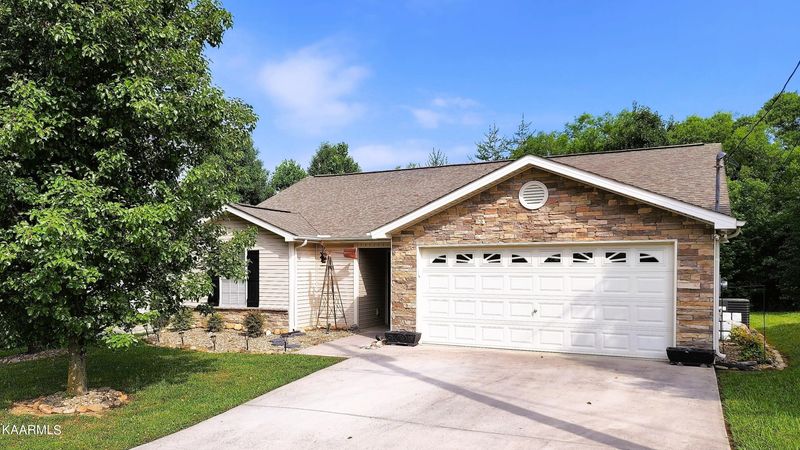 4963 Lexi Landing Dr, Powell, TN 37849