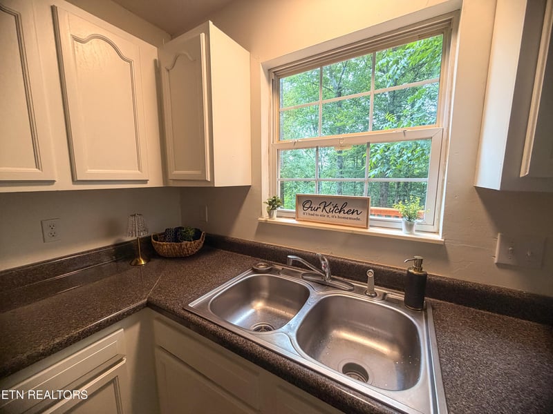 498 NW Bazel Rd, Harriman, TN 37748