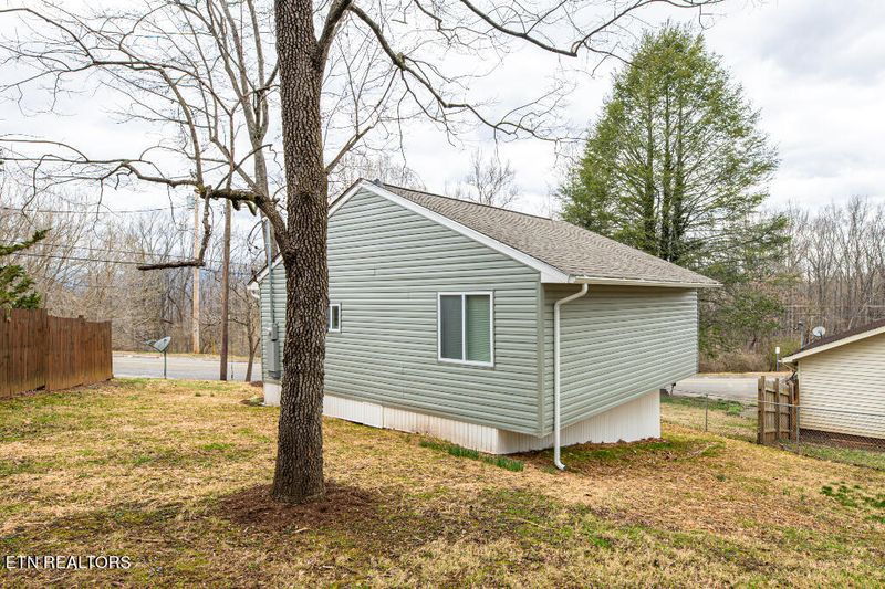 499 W Outer Dr, Oak Ridge, TN 37830