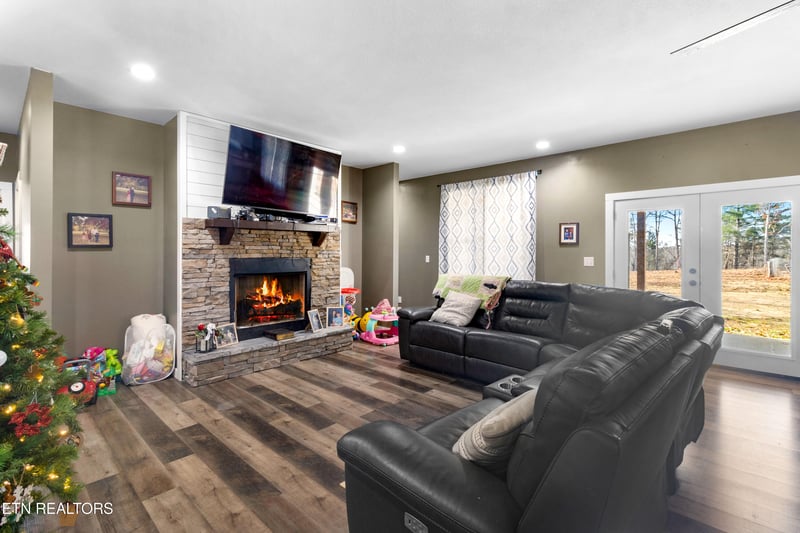 499 Woodland Trl, Sunbright, TN 37872