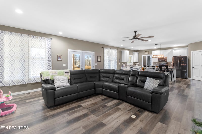 499 Woodland Trl, Sunbright, TN 37872
