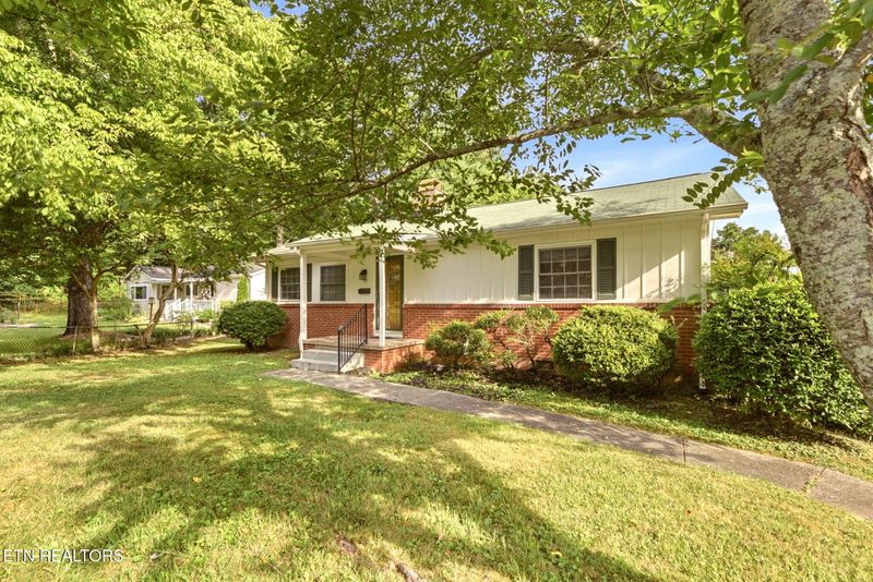 50 Outer Dr, Oak Ridge, TN 37830
