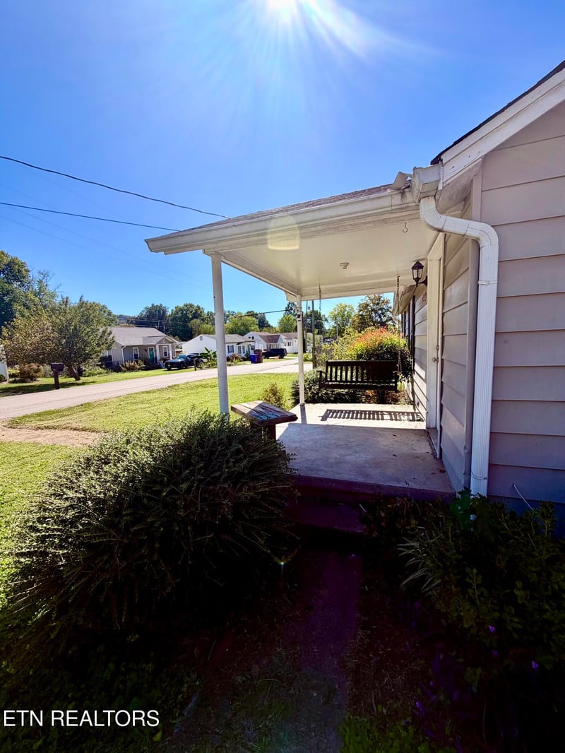 500 Cherokee Ave, Clinton, TN 37716