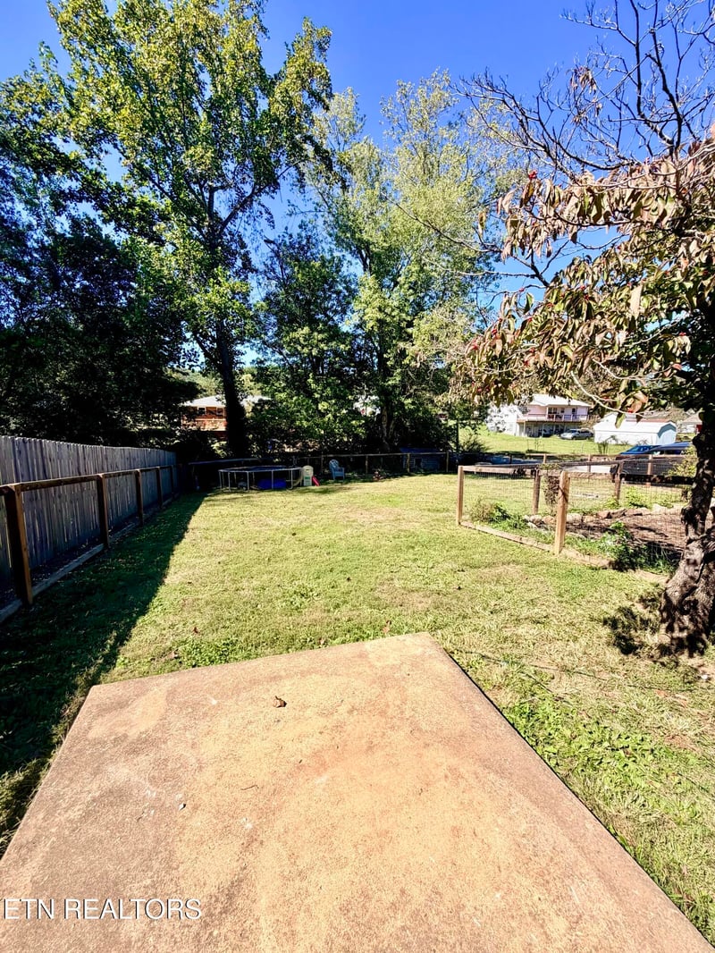 500 Cherokee Ave, Clinton, TN 37716