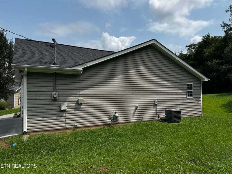 5000 Cattail Ln, Corryton, TN 37721