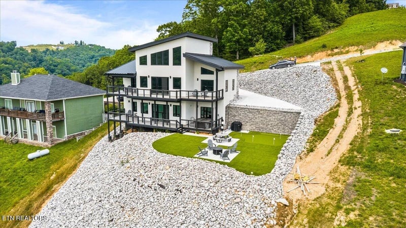 502 Cameron Loop Ln, Lafollette, TN 37766