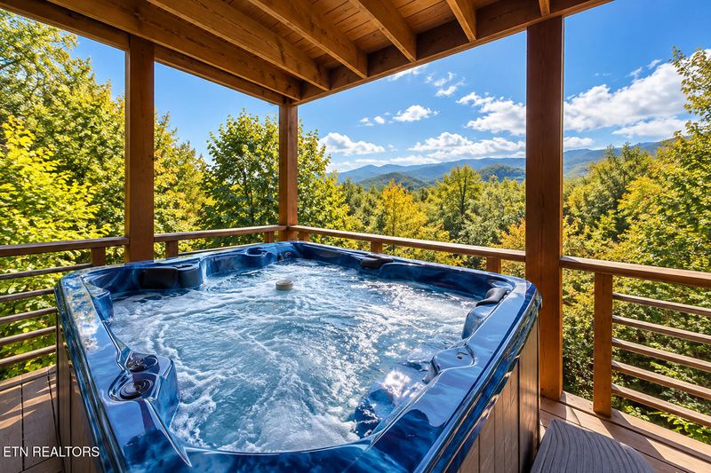 504 Matterhorn Dr, Gatlinburg, TN 37738