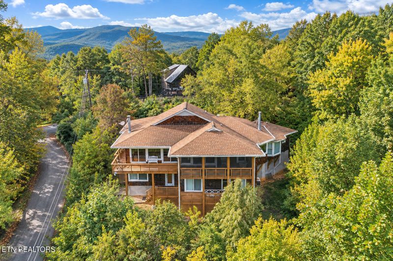 504 Matterhorn Dr, Gatlinburg, TN 37738