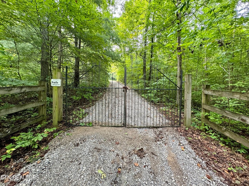 504 Old Gobey Rd, Lancing, TN 37770