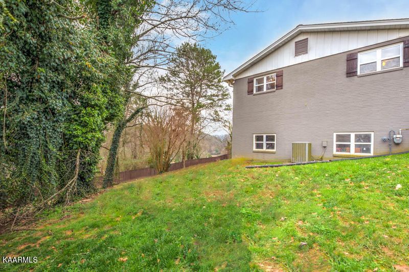 504 Orchard Dr, Clinton, TN 37716