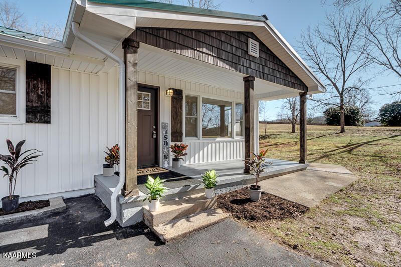 504 S East End Rd, Strawberry Plains, TN 37871