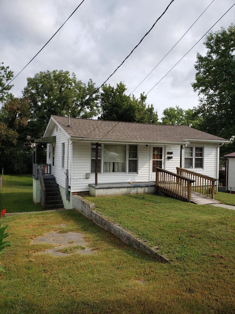 506 E Hemlock St, Lafollette, TN 37766