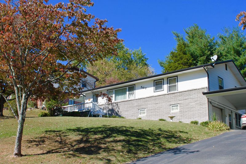 507 Crestwood Dr, Clinton, TN 37716