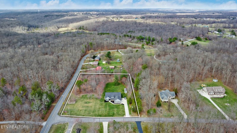 51 W Creek Dr, Crossville, TN 38572