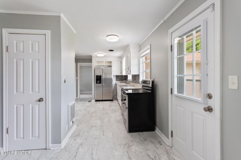 510 9th St, Etowah, TN 37331