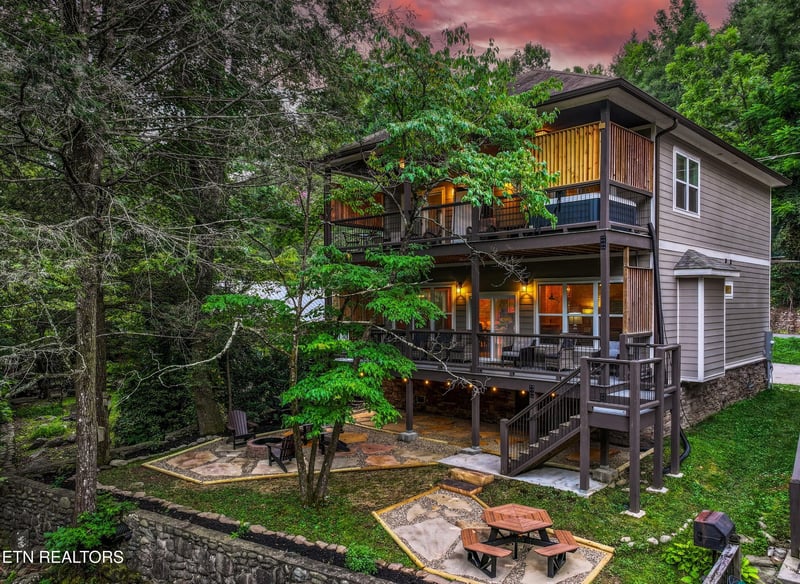 510 Hemlock St, Gatlinburg, TN 37738