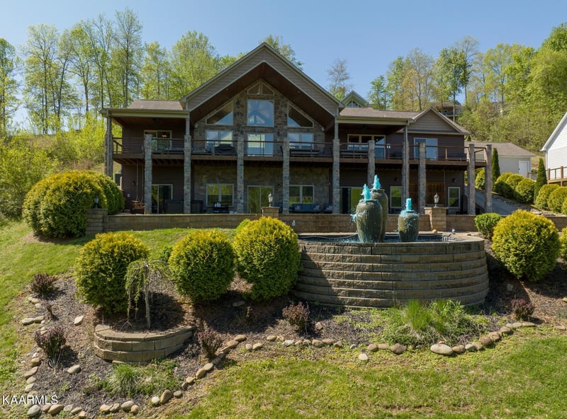 510 Norris Crest Dr, Lafollette, TN 37766