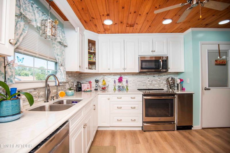 510 Riverside Dr, Clinton, TN 37716