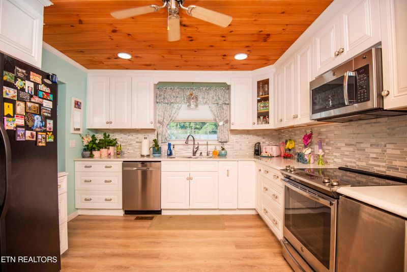 510 Riverside Dr, Clinton, TN 37716