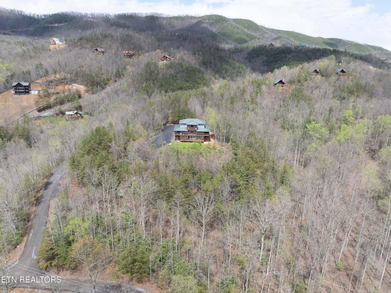 510 Wildflower Ridge Rd, Gatlinburg, TN 37738