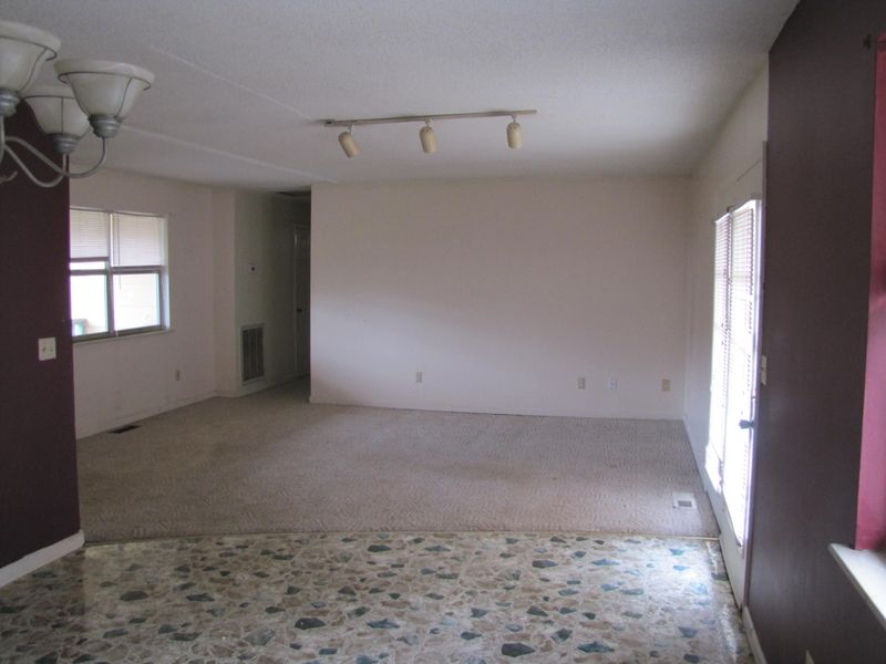 511 8th St, Etowah, TN 37331