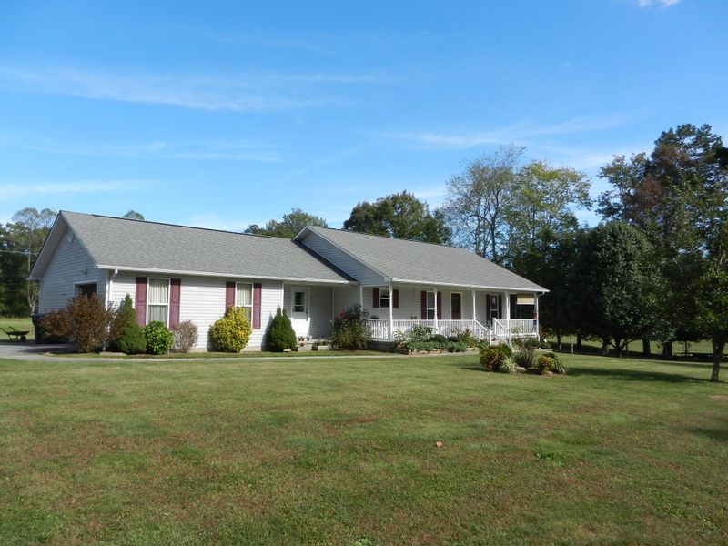 511 Cooper Lake Rd, Oneida, TN 37841