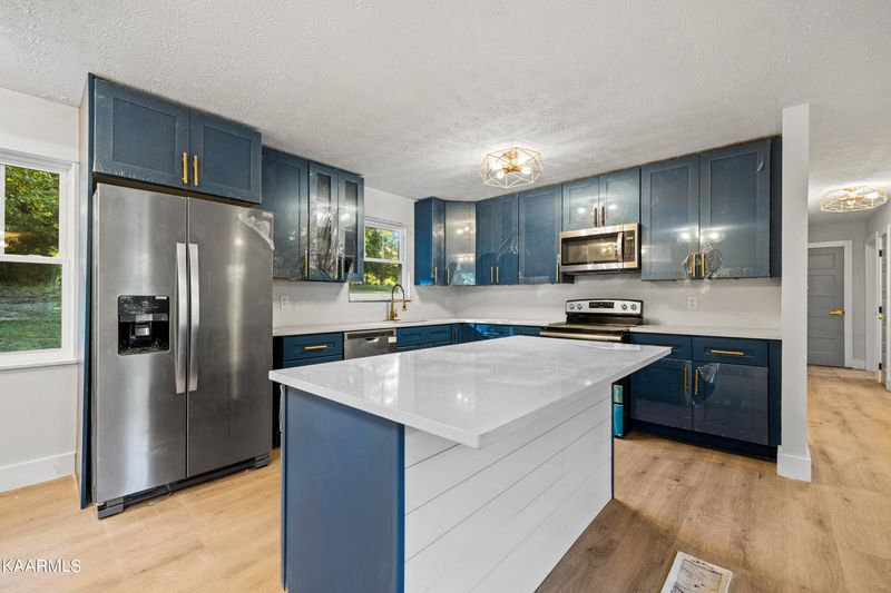 511 Old Valley Rd, Harriman, TN 37748