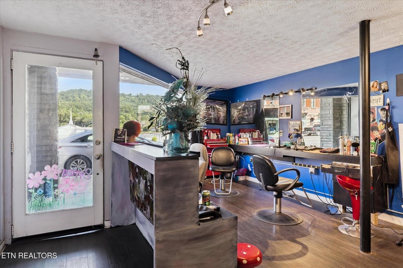 512 N Roane St, Harriman, TN 37748