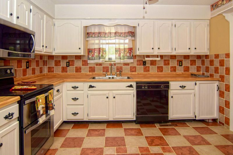 512 Oak St, Seymour, TN 37865