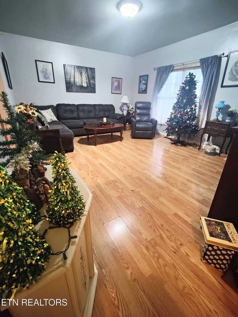 513 W 4th Ave, Lenoir City, TN 37771