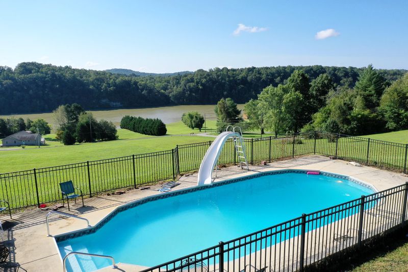 514 Black Oak Rd, Harriman, TN 37748