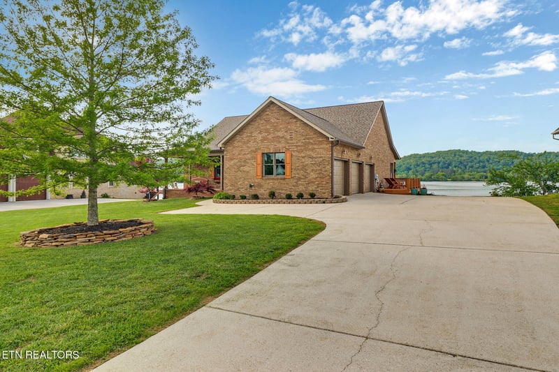 514 Emory River Rd, Harriman, TN 37748