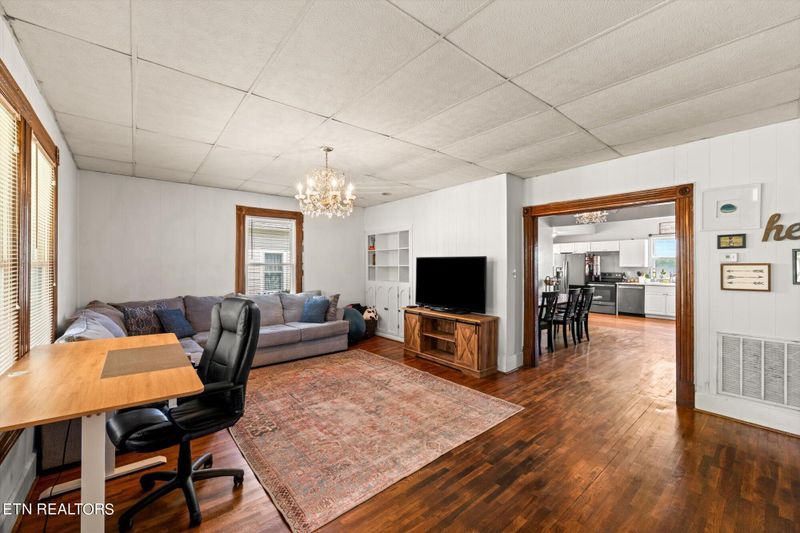 514 W 1st Ave, Lenoir City, TN 37771
