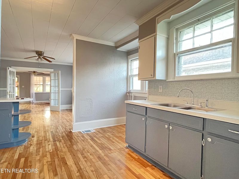 515 Indiana Ave, Etowah, TN 37331