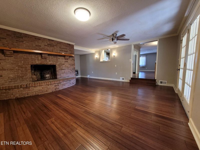 515 Riverside Dr, Clinton, TN 37716