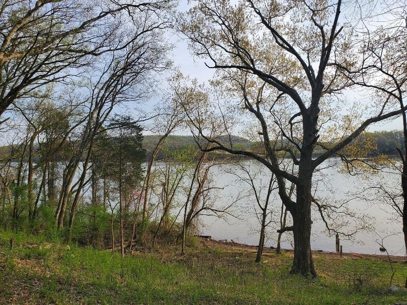 515 Valley Dr, Loudon, TN 37774