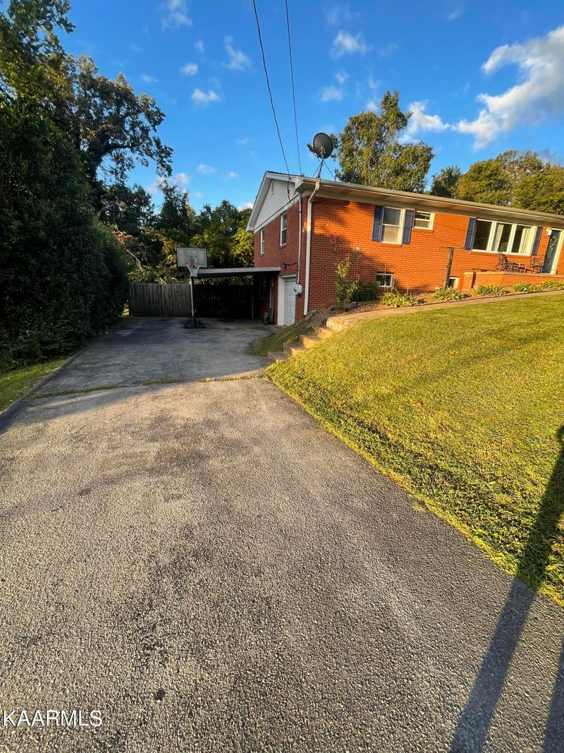 516 Crestwood Dr, Clinton, TN 37716