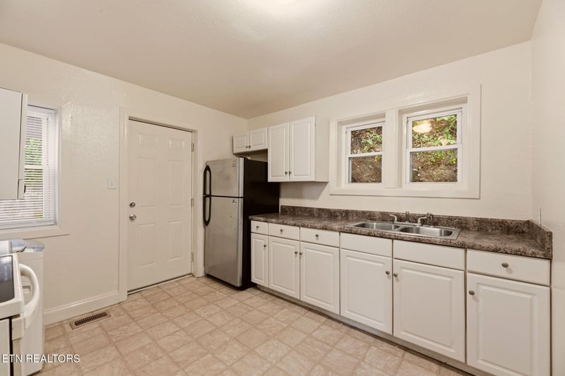 517 Cherry St, Lafollette, TN 37766