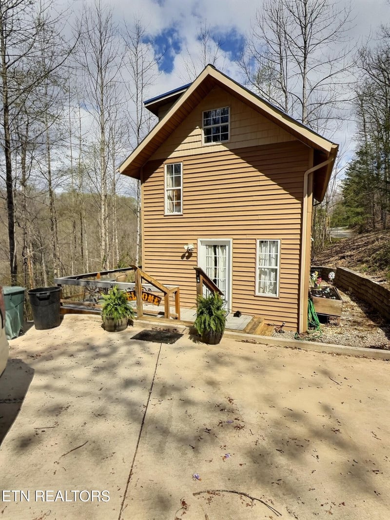 517 Easter Ln, Lafollette, TN 37766