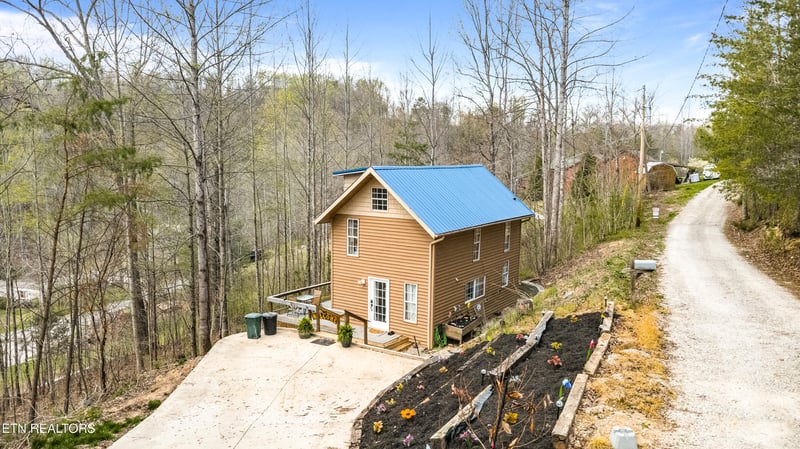 517 Easter Ln, Lafollette, TN 37766