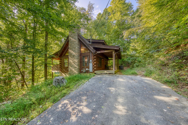 520 Ogle Dr, Pigeon Forge, TN 37863