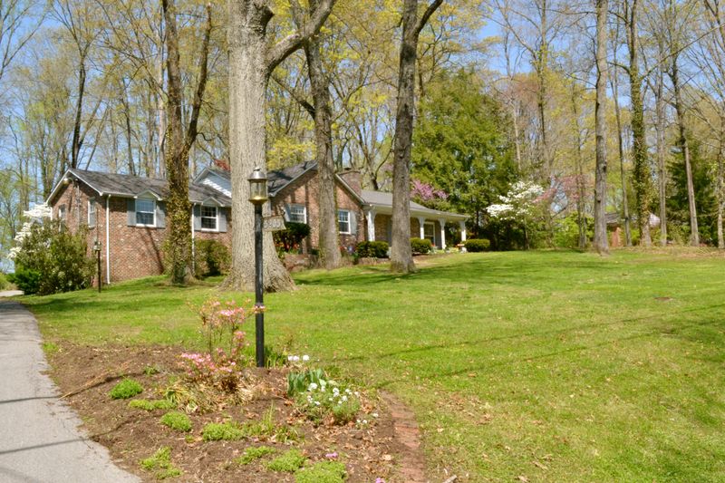 5205 E Sunset Rd, Knoxville, TN 37914