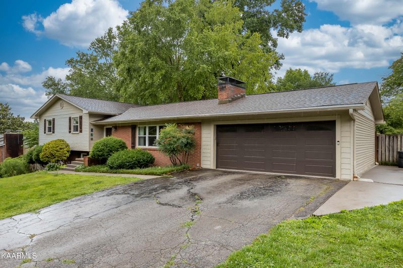 521 Kendall Rd, Knoxville, TN 37919